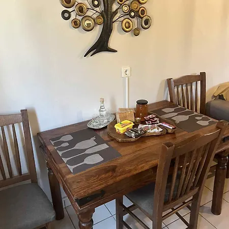 Daire Olga's Front Yard Hanya